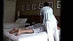 内緒でヤラしてくれるのは誰だ！ガードの固い人妻マッサージ嬢 拒みつつも全身ビクビクでイキまくり！中出し 2