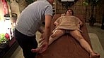 何コレ?!こんなの初めてっ!!媚薬がたっぷりしみ込んだ布が、第2の皮膚となって全身を覆う常識破りの快感エステ!!体中の毛穴から媚薬成分がまんべんなく注入され体内をめぐり、止まらない分泌液と感じまくる肥大クリが爆発寸前っ!!制御不能の新感覚シースルーオイルスキンマッサージ 4