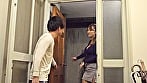 寝取り母 6 実は計画的に娘のダンナを寝取りたい母は、朝からオ●ンコが濡れまくりで2回も下着を取り替える始末。そしていざ決戦の日。今日はとっておきの香水たっぷり振りかけて、娘婿を誘惑しますっ！！ 1