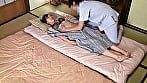 実録！！堅物な妻が寝盗られ性感マッサージで･･･ 挿入成功 厳選ハイライト240分 夫婦6組収録 1