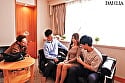 「私の膣穴を取り合って下さい。」肉棒が休む間もなく挿れ代わる。真正人妻ビッチの乱交ドキュメント。 富永葵 2