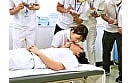 羞恥 生徒同士が男女とも全裸献体になって実技指導を行う質の高い授業を実践する看護学校実習 2023 1