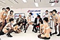 【SP特典版】「●●・下着・全裸」でおもてなし またがりオマ○コ航空 圧巻総勢11名＋特別講師1名による2024年度新人CA大型研修編 6セクションの集団おま〇こキャビンレッスン 特典コーナー43分追加！ 総尺190分収録 6＋1セクション 12