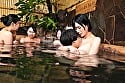 「おちんちん大きくさせてごめんね」小さいから大丈夫だろうと女湯に一緒に入った甥っ子がおっぱいだらけの状況にフル勃起！慌てた叔母さんがこっそり抜いてくれました VOL.2 5