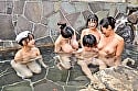 「おちんちん大きくさせてごめんね」小さいから大丈夫だろうと女湯に一緒に入った甥っ子がおっぱいだらけの状況にフル勃起！慌てた叔母さんがこっそり抜いてくれました VOL.2 14