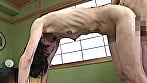 地べたで交尾を始めるさかりのついたおばさん 2 3