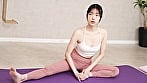 美人ヨガインストラクターのスパッツがカパッと裂けてお尻が丸見えに！今すぐブチ込んでと言わんばかりに突き出した無防備エロ尻に我慢できず即ズボ！チャクラもアナルもかっぴらいて独りヨガりの連続中出し！ 1