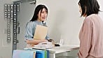 夫が近くで●てるからコッソリとトロけるまで耳をチンポみたいに舐める“ミミラチオ”で聴覚から発情させる美人妻 宮西ひかる 5