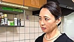 熟女 疼く昼下がり サギ師っぽい屋根修理のおやじに狙われた美人妻 葬儀が終わった後、亡き夫の部下に寝取られた人妻 6