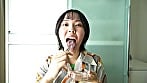 【個人撮影】加護まりの舌ブラシで「汚舌苔」採取 3