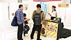 【配信限定】人気 AV 女優が挑戦！商業スペースでイカサレホットドッグ販売！ 小野坂ゆいか 望月つぼみ 5