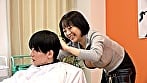 乳首が見え隠れしているセクシーな美容師はヤラせてくれるのか？（5） 2