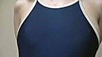 菜月ひかる 濡れてテカってピッタリ密着 神スク水 可愛い女子のスクール水着姿をじっとりと堪能！着替え撮影から始まり貧乳から巨乳にパイパン、ハミ毛、ジョリワキ等のフェチ接写やローションソーププレイやスク水ぶっかけ等を完全着衣で楽しむAV 1