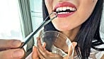 【個人撮影】桃瀬まゆの舌ブラシで「汚舌苔」採取 7