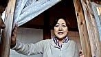 田舎の一軒家で悶々と暮らす58歳独り身熟女が寂しさと欲求不満からカメラの前で痴態を晒す初撮り中出しセックス! 1