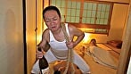旦那の隣で絶頂NTR 欲求不満の新妻が見つけた幸運の座敷おじさん。株価も快楽も上がり続け、熟睡する夫の横で貪り合う狂気の寝室 渋谷なつ 1