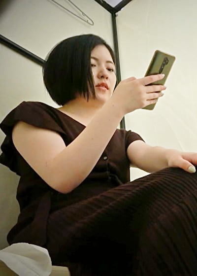 服を買おうとしていただけなのに！試着室でもてあそばれるマシュマロボディの女性客！