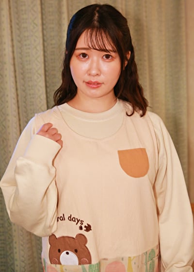 SNSの裏垢でオマ●コおっぴろげ写真を投稿していた保育士さんにSEX強要！4時間SP