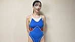 鈴木真夕 濡れてテカってピッタリ密着 神競泳水着 可愛い女子の競泳水着姿をじっとりと堪能！着替え撮影から始まり貧乳から巨乳にパイパン、ハミ毛、ジョリワキ等のフェチ接写やローションソーププレイや競泳水着ぶっかけ等を完全着衣で楽しむAV 2