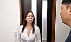 「あら、いいお部屋ね」鍵をなくした隣の美熟女が僕の部屋を勝手に占拠。シャワーオナニーを見せつけながら、夫が帰るまで僕のチ〇ポを弄び続ける図々しすぎる絶倫奥様 翔田千里 1