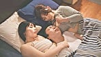 壁が近いし胸も近い!激狭ワンルームに押しかけてきた爆乳いとこ姉妹とすぐ勃発しちゃう サンドイッチ中出し3P性活 小梅えな 九井スナオ 1