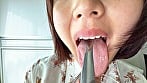 【個人撮影】浅桜エリの舌ブラシで「汚舌苔」採取 8