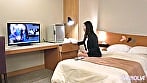 『出張先のホテルで憧れの女先輩とまさかの相部屋宿泊！次々に巻き起こるエッチなハプニングにどこまで発展してしまうのか！？』おっとりセクシーな先輩と済し崩しにねっとりSEX☆生パコのあまりの気持ち良さにお互い腰を振りまくる♪【街角素人モニタリング♯あや】 4